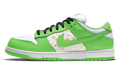 ナイキ SB ダンク Supreme × Nike SB Dunk Low OG QS Gold Stars "White/Mean Green" DH3228-101
