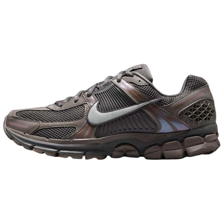 ナイキ ボメロ Nike Zoom Vomero 5 "Cave Stone" HF5493-201