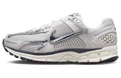 ナイキ ボメロ Nike Women's Zoom Vomero 5 "Photon Dust/Gridiron/Sail/Chrome" FD0884-025