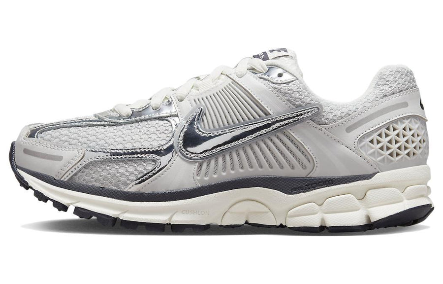 ナイキ ボメロ Nike Women's Zoom Vomero 5 "Photon Dust/Gridiron/Sail/Chrome" FD0884-025