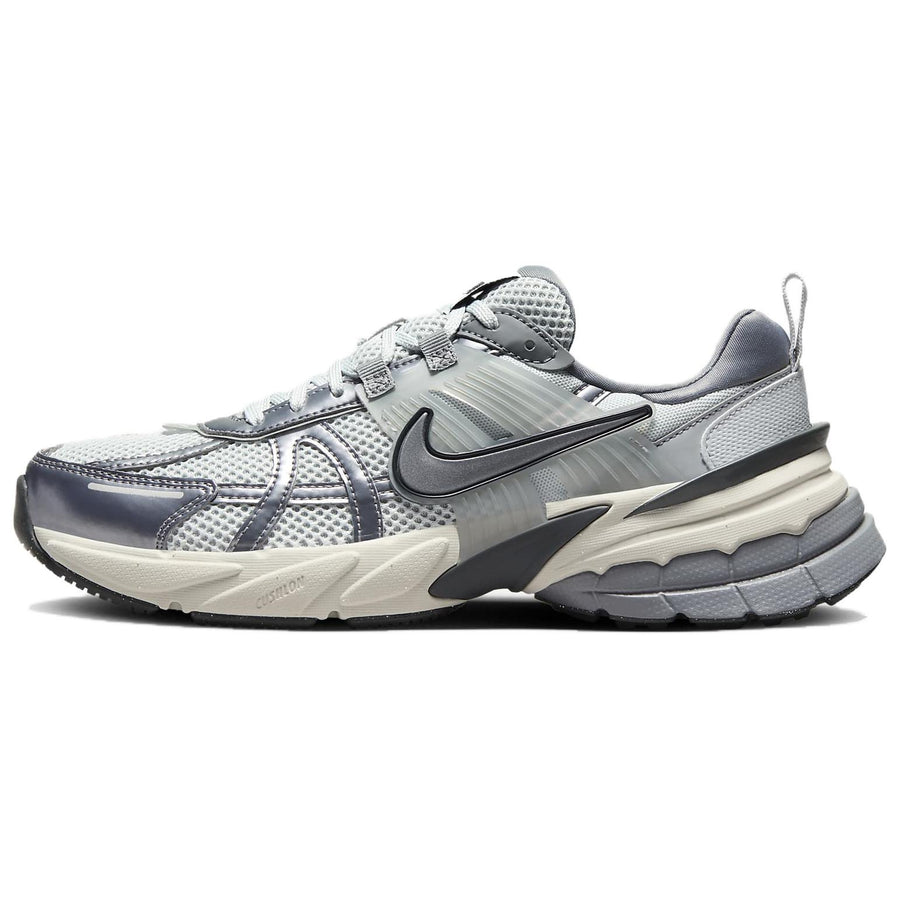 ナイキ V2K ラン Nike Women's V2K Run "Pure Platinum/Wolf Gray/Cool Gray/Metallic Cool Gray" FD0736-003