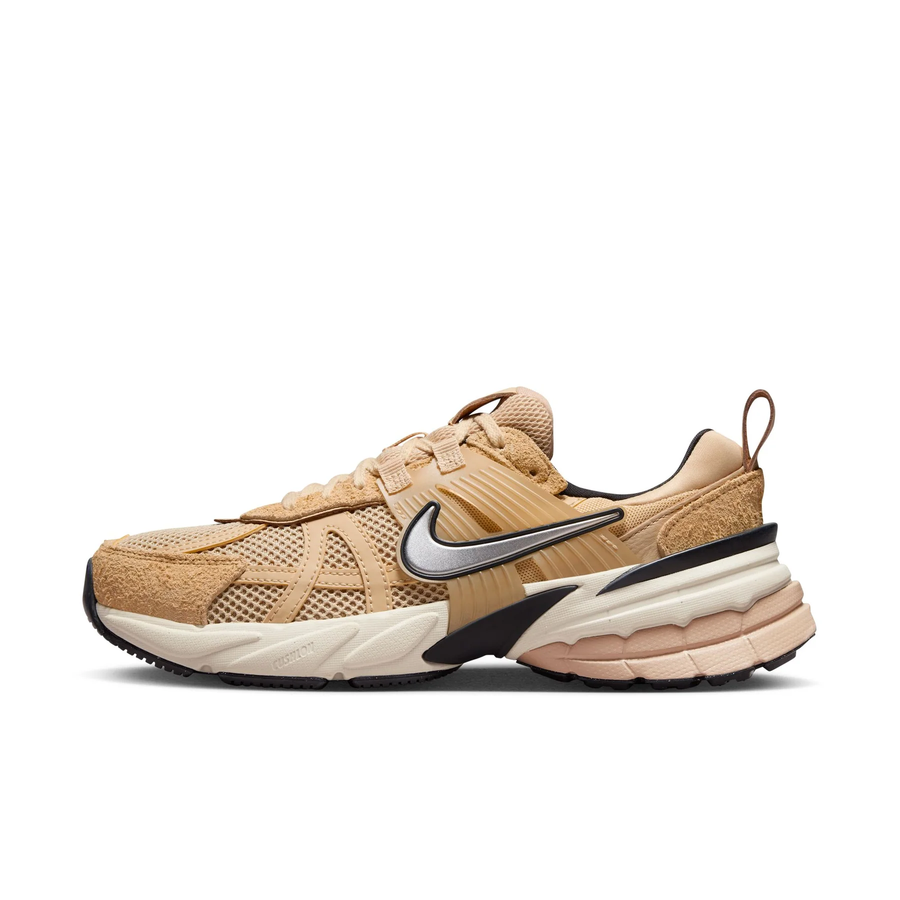 ナイキ V2K ラン Nike Women's V2K Run "Sesame/Light Orewood Brown/Black/Chrome" FN6703-200