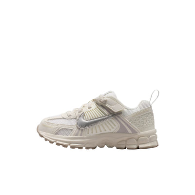 ナイキ ボメロ Nike PS Vomero 5 "Sail/Vast Grey/College Grey/Metallic Silver" HF6999-108