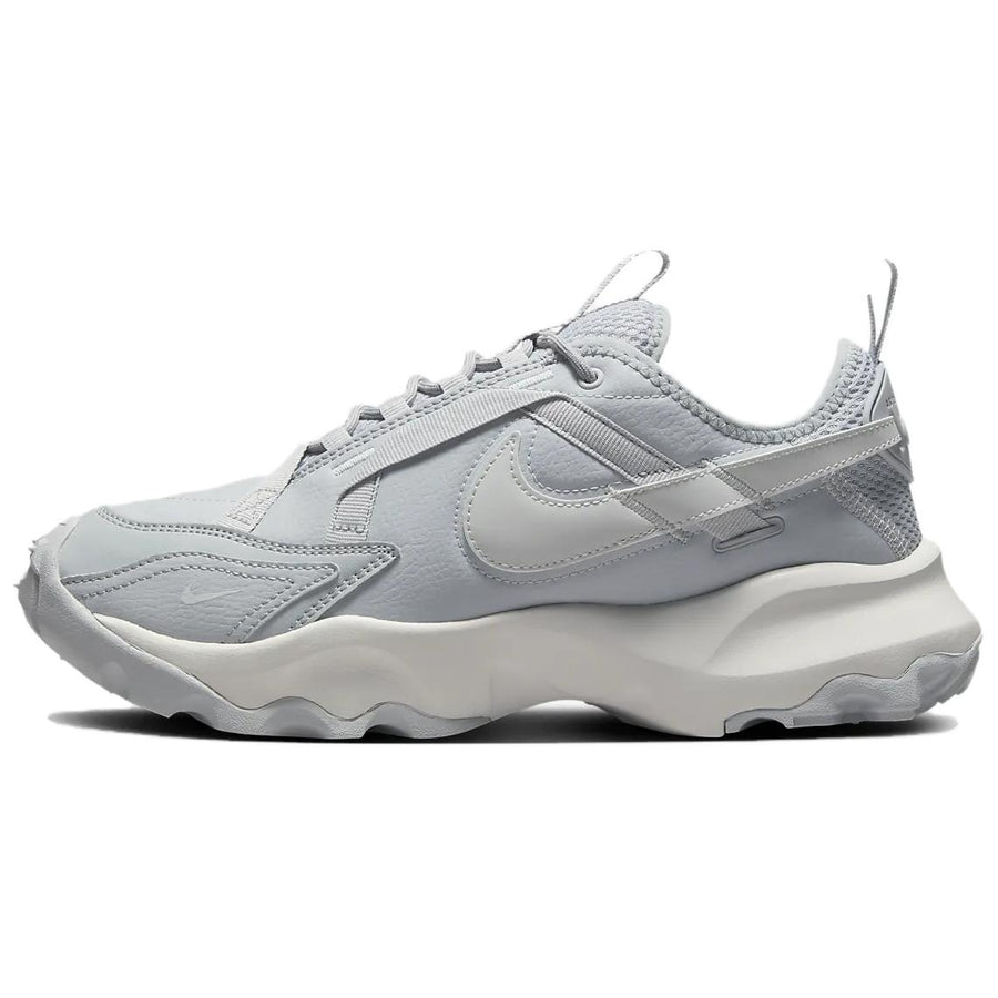 ナイキ Nike Women's TC 7900 "Wolf Grey/Photon Dust/Metallic Platinum" DD9682-005