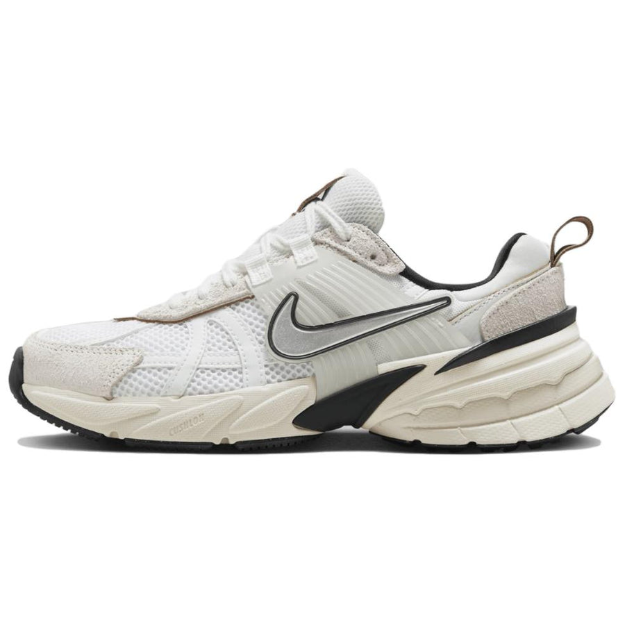 ナイキ ボメロ Nike Women's Zoom Vomero 5 "Summit White/White/Light Orewood Brown/Chrome" FN6703-100