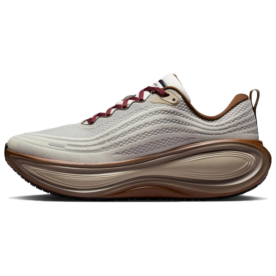 ナイキ ボメロ Nike Vomero Plus "Sail/Caldera Brown/Black/Pecan" IO4482-100
