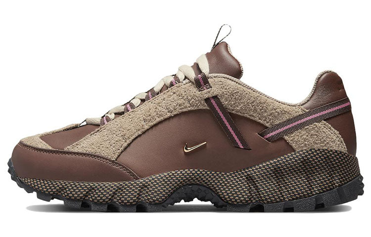 ナイキ Jacquemus × Nike Women's Air Humara LX "Ale Brown and Gold" DR0420-200