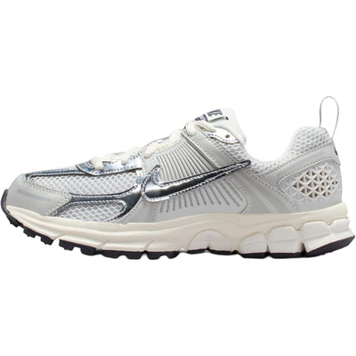 ナイキ ボメロ Nike GS Vomero 5 "Photon Dust/Gridiron/Sail/Chrome" IM9467-001