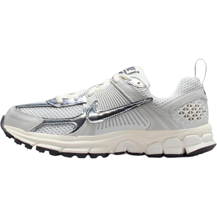 ナイキ ボメロ Nike GS Vomero 5 "Photon Dust/Gridiron/Sail/Chrome" IM9467-001