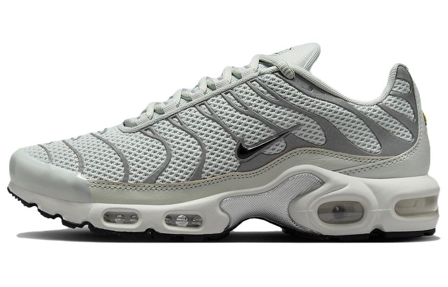 ナイキ エアマックスプラス Nike Women's Air Max Plus "Light Silver/Chrome/Light Bone/Black" FV8480-002