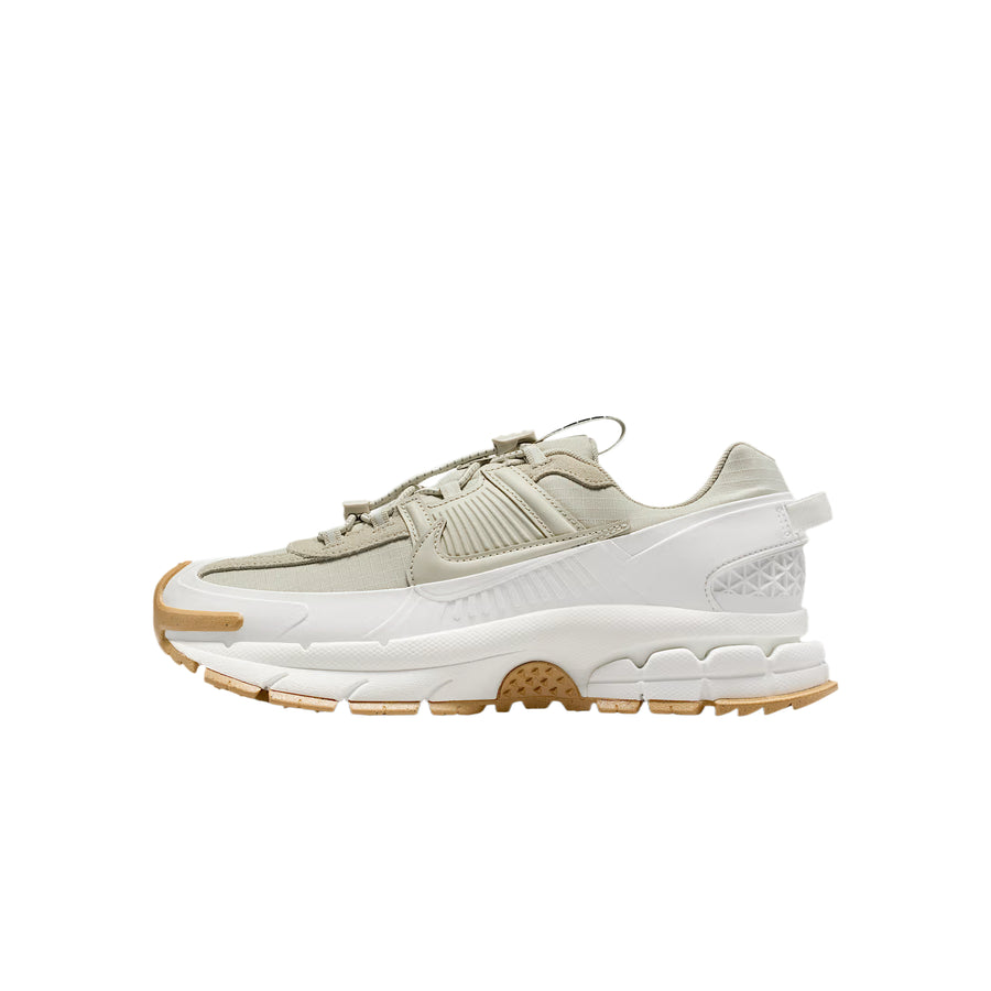 ナイキ ボメロ Nike Women's Zoom Vomero Roam "Sail/Gum Light Brown/Racer Blue/Light Stone" HQ2181-100