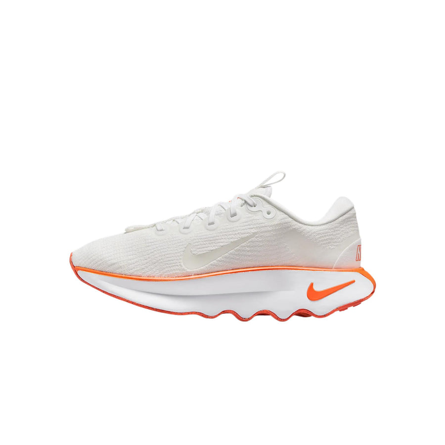 ナイキ Nike Women's Motiva "White/Summit White/Turf Orange/White" DV1238-109