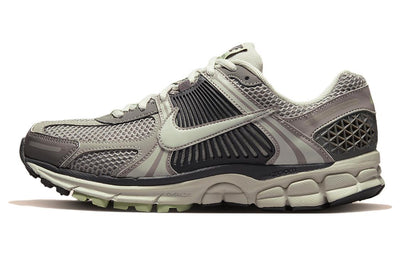 ナイキ ボメロ Nike Women's Zoom Vomero 5 "Cobblestone and Flat Pewter" FB8825-001