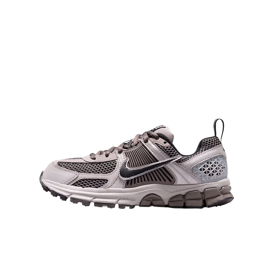 ナイキ ボメロ Nike GS Vomero 5 "College Grey/Cave Stone/Metallic Silver/Black" HF6998-010