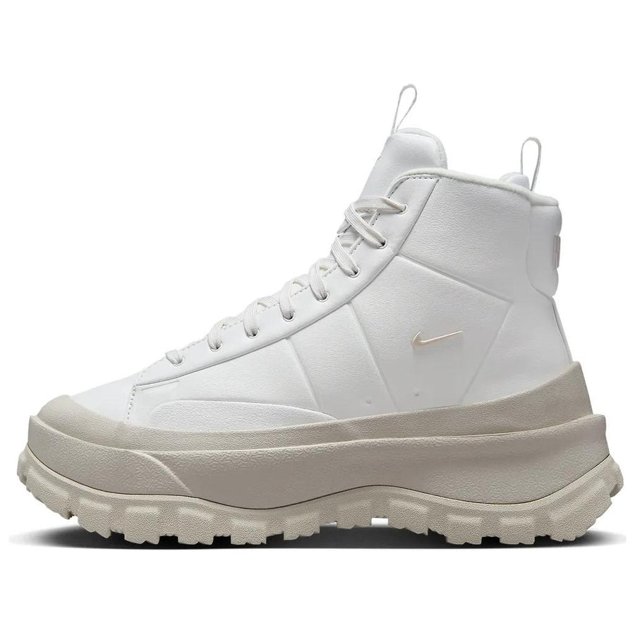 ナイキ ブレーザー Nike Women's Blazer Mid Roam "Summit White/Light Bone/University Gold/Phantom" FQ9065-100
