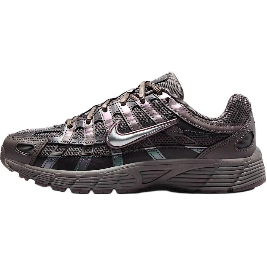 ナイキ P-6000 Nike GS P-6000 "Cave Stone/Medium Ash/Flat Pewter/Metallic Silver" HV5064-200