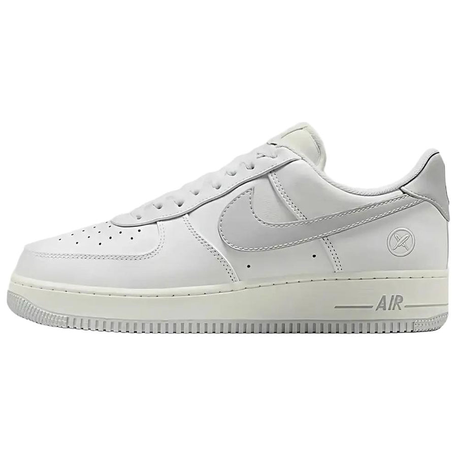 ナイキ エアフォース1 Yuto Horigome × Nike SB Air Force 1 Low "White/Iron Grey" IO8439-100
