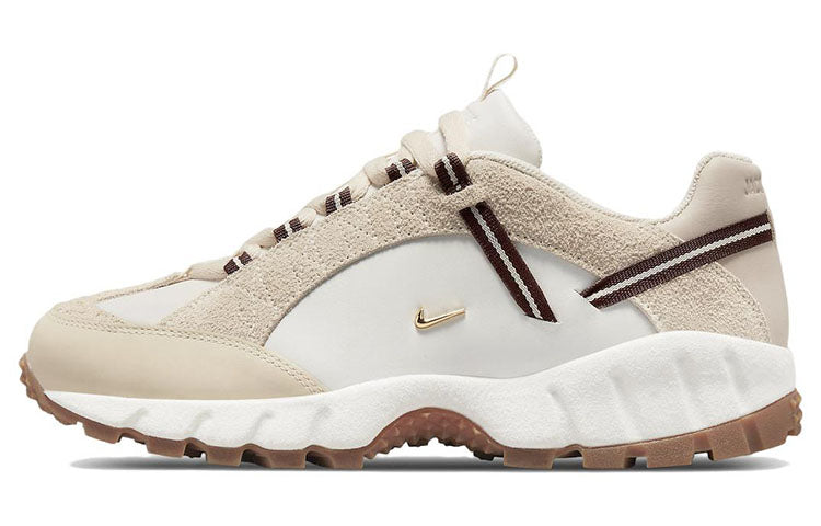 ナイキ Jacquemus × Nike Women's Air Humara LX "Light Bone and Gold" DR0420-001