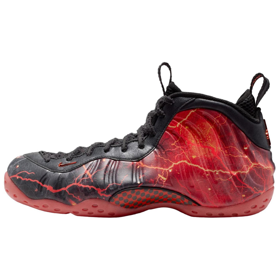 ナイキ フォームポジット Stranger Things × Nike Air Foamposite One Premium "Black/Off Noir/Bright Crimson" IR7336-001