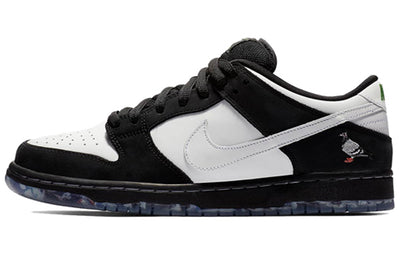 ナイキ SB ダンク STAPLE × Nike SB Dunk Low "Pigeon Black/White" BV1310-013