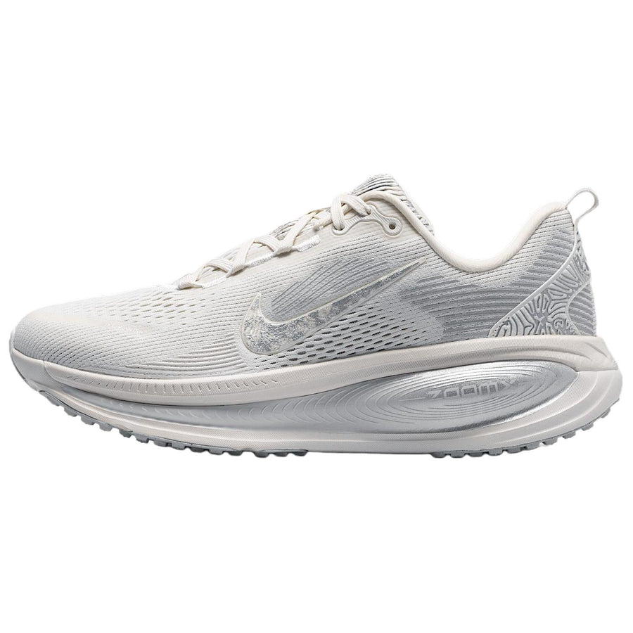 ナイキ ボメロ Nike Women's Vomero 18 SE "Phantom/Grey Fog/Metallic Silver/Summit White" IM8330-001