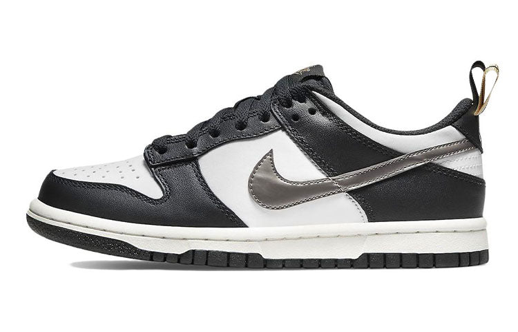 ナイキ ダンク Nike GS Dunk Low SE "Off Noir/Summit White/Metallic Gold Star/Metallic Pewter" DH9764-001