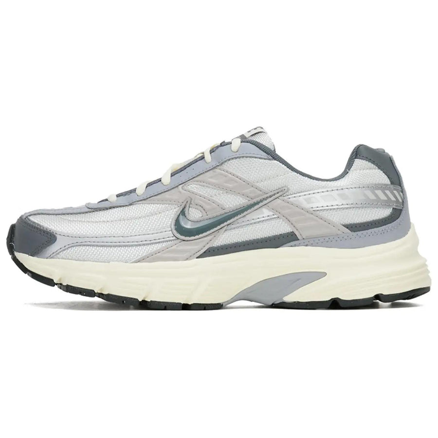 ナイキ Nike Initiator "Light Bone/Coconut Milk/Metallic Silver/Smoke Gray" HQ1179-001