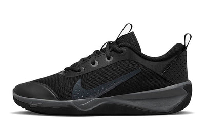 ナイキ Nike GS Omni Multi Court "Black/Anthracite" DM9027-001