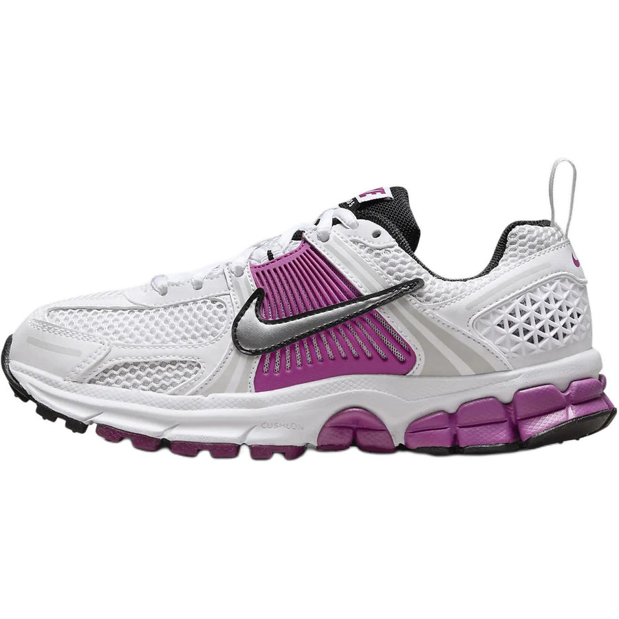 ナイキ ボメロ Nike GS Vomero 5 "White/Pure Platinum/Hot Fuchsia/Metallic Platinum" HF6998-102