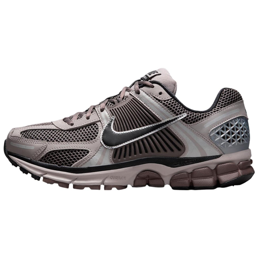 ナイキ ボメロ Nike Zoom Vomero 5 "College Grey/Cave Stone/Metallic Silver/Black" FB9149-005