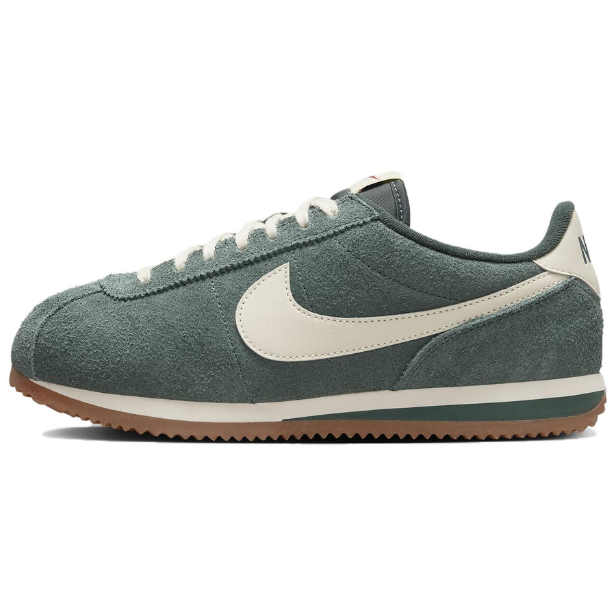 ナイキ コルテッツ Nike Women's Cortez Vintage Suede "Vintage Green/Gum Medium Brown/Muslin" FJ2530-301