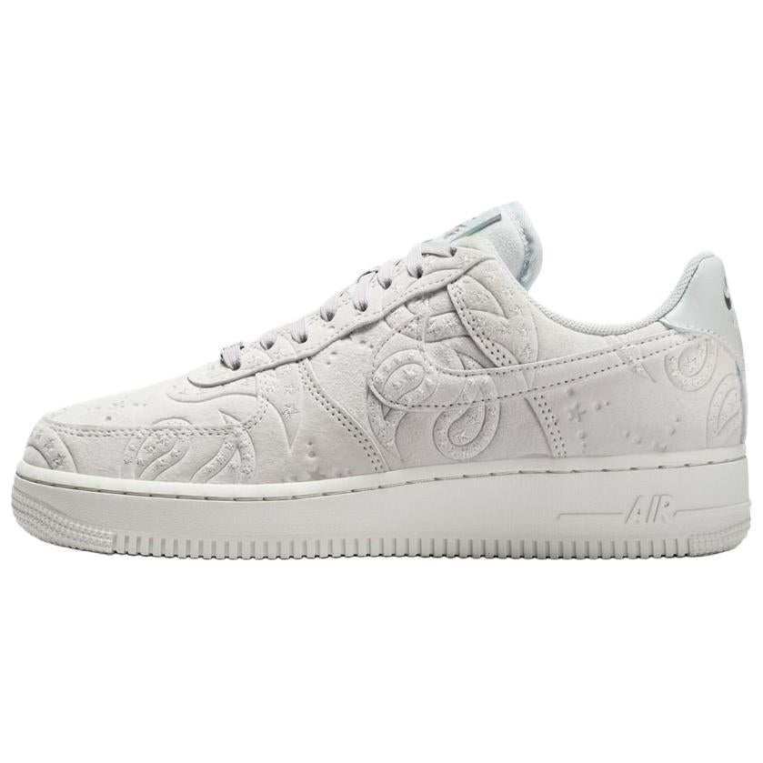 ナイキ エアフォース1 Nike Women's Air Force 1 '07 Premium+ "Paisley/Grey Fog" IO1259-002