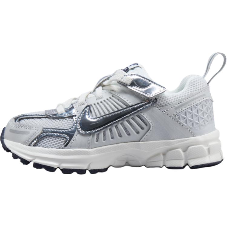 ナイキ ボメロ Nike PS Vomero 5 "Photon Dust/Gridiron/Sail/Chrome" IM9465-001
